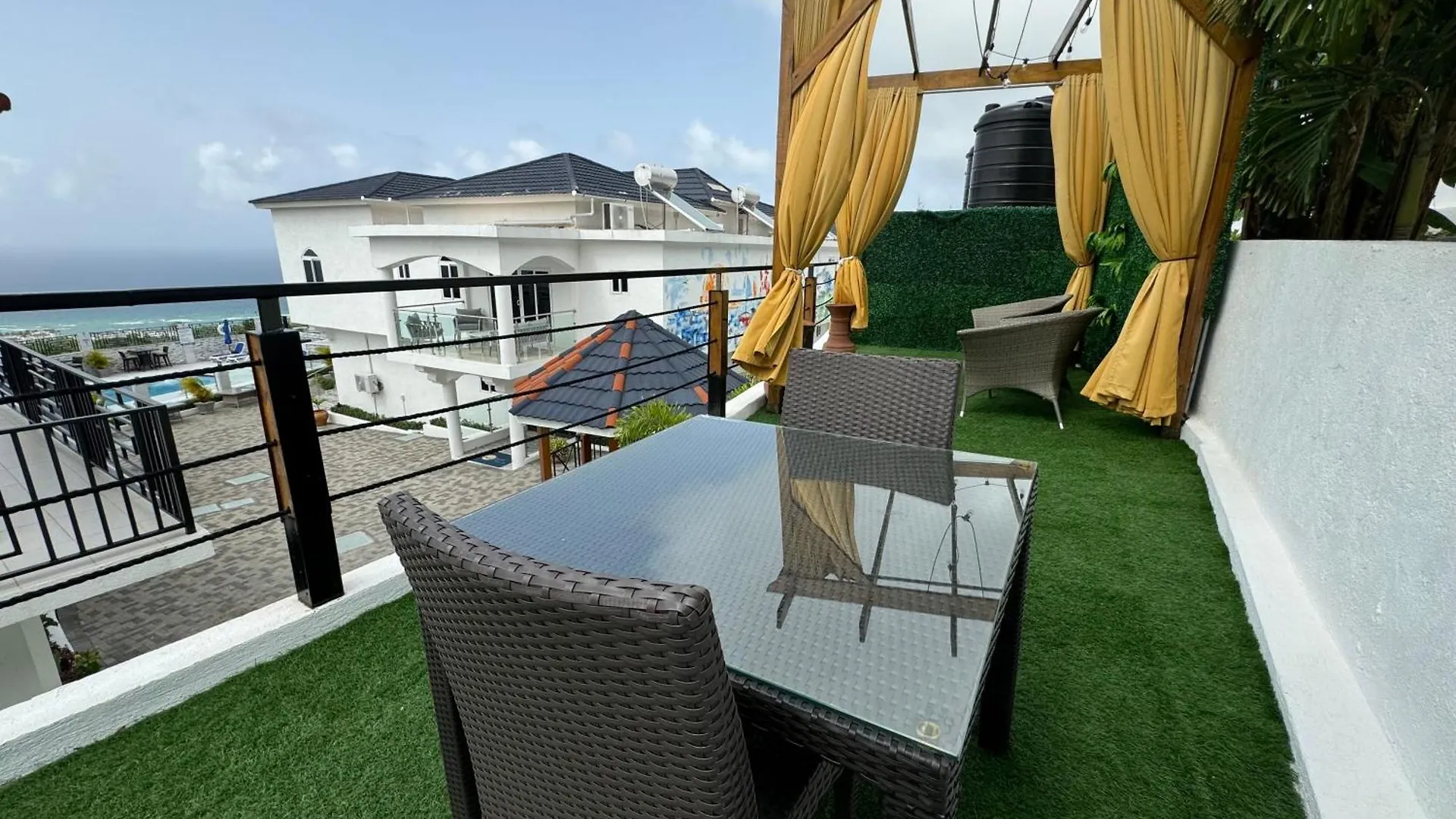 Hospitality Expert Bts 8 - Pool Beach & Bar Montego Bay Jamaïque